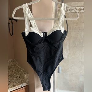 Black and white bathing suit. Cups padded.